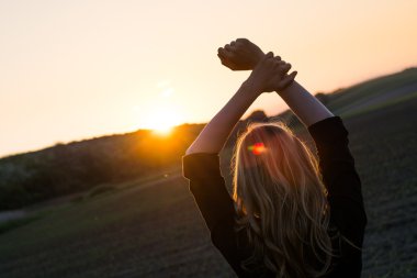 Genç kadın güneş ışınlarını sahiptir