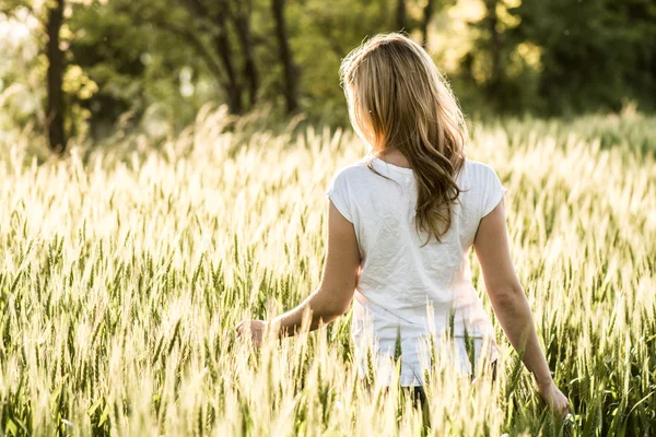 Splendida ragazza romantica all'aperto — Foto Stock