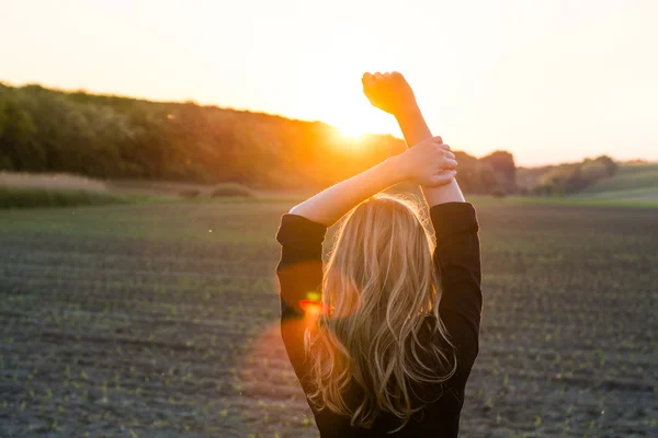 年轻的女人喜欢太阳的光芒 — 图库照片