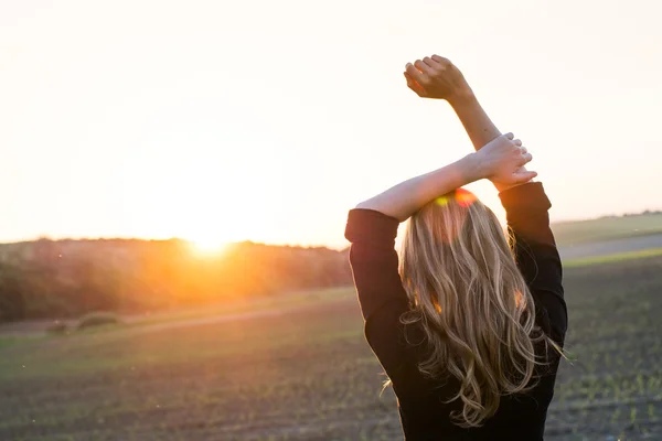 Mujer joven disfruta de rayos de sol —  Fotos de Stock