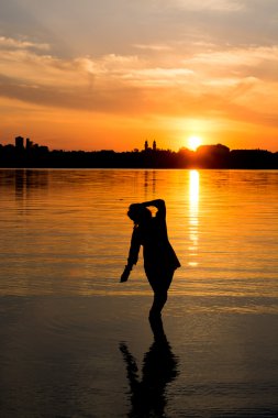 dertsiz kadın günbatımında dans