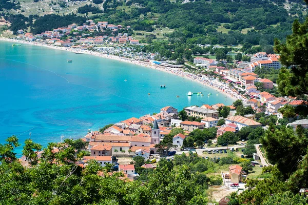 Adriático cidade de Baska vista aérea, Ilha de Krk, Croácia — Fotografia de Stock