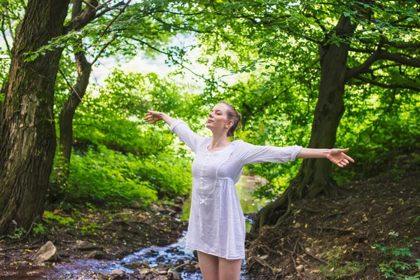 Libera donna felice godendo della natura. Bellezza ragazza all'aperto. — Foto Stock