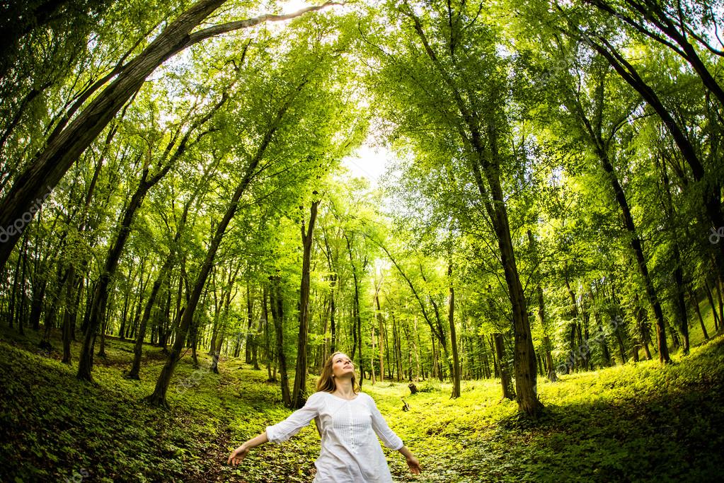 Mujer libre feliz disfrutando de la naturaleza. chica de belleza al aire libre â€” fotos de stock