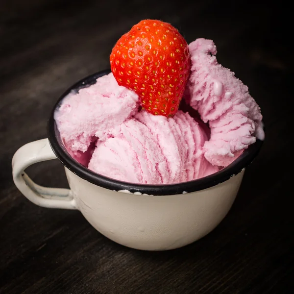 Strawberry ice cream — Stock Photo, Image