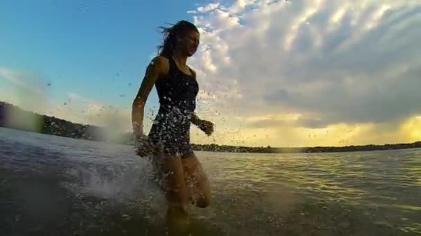 Frau läuft in Zeitlupe im Wasser - Sommersport
