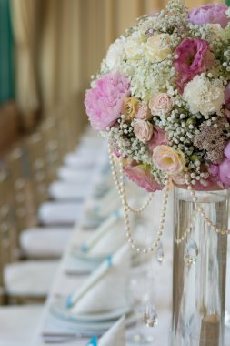 Bir etkinlik ya da düğün resepsiyonu için masa hazır.