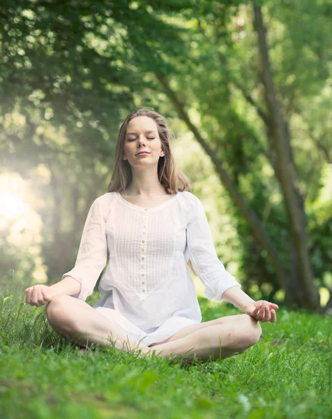 Les jeunes font du yoga à l'extérieur — Photo