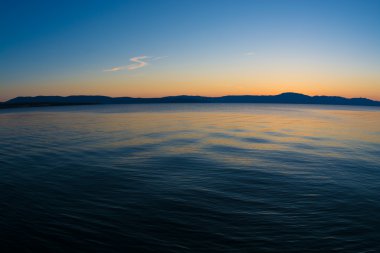 Denizin üzerinde gün batımı