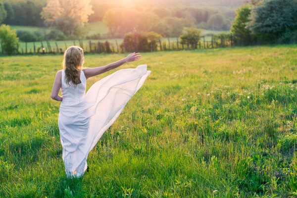 Skönhet romantisk flicka utomhus — Stockfoto