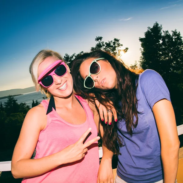 Meninas adolescentes bonitas se divertindo na praia — Fotografia de Stock
