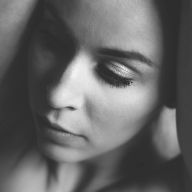 güzel kadının siyah beyaz fotoğraf