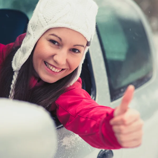 Lachende jonge mooie vrouw in de auto — Stockfoto