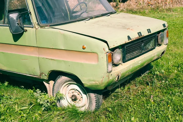 Vecchia auto arrugginendo via — Foto Stock