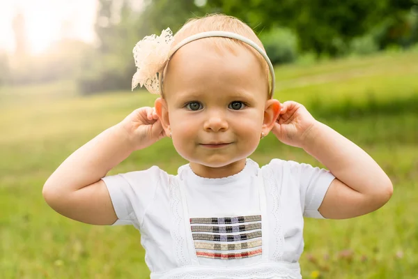 Flicka i vit klänning — Stockfoto