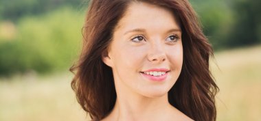 zorgeloos mooie lachende tienermeisje