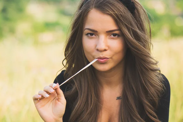 Flicka som leker med tuggummi — Stockfoto