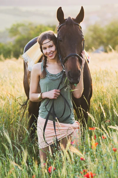 女性および馬の訓練 — ストック写真