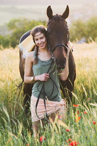 Formação de mulheres e cavalos — Fotografia de Stock