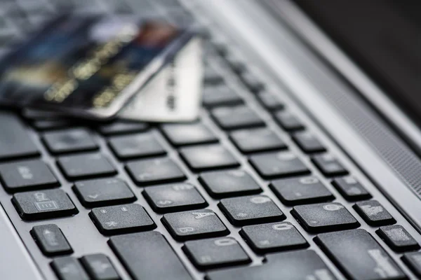 Concepto de compras en línea con teclado y tarjeta de crédito — Foto de Stock