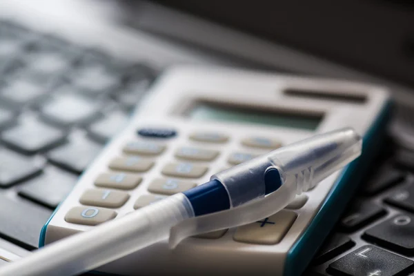 Calculator and computer with pen — Stock Photo, Image