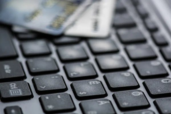 Conceito de compras online com teclado e cartão de crédito — Fotografia de Stock