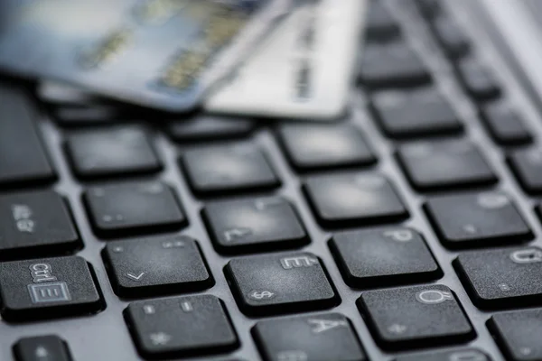 Concepto de compras en línea con teclado y tarjeta de crédito — Foto de Stock