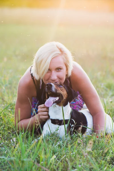 屋外に横たわっている彼女の美しい犬を持つ女性の肖像画 — ストック写真