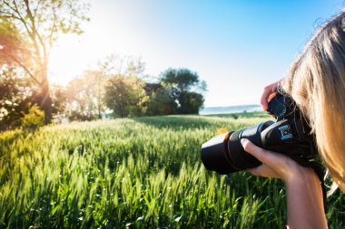 Genç sarışın kız yapma fotoğraf