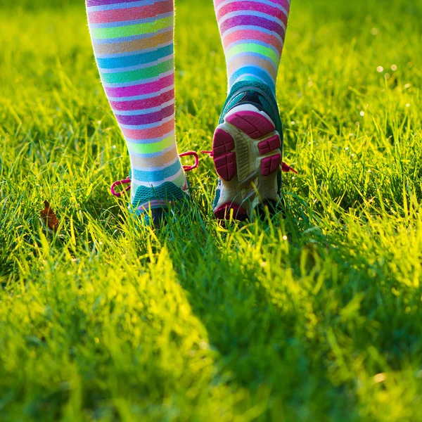 Loopschoenen en kleurrijke sokken — Stockfoto