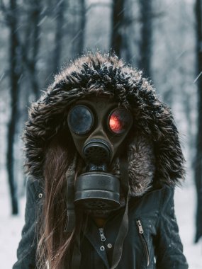Gaz maskeli, maskeli biri.