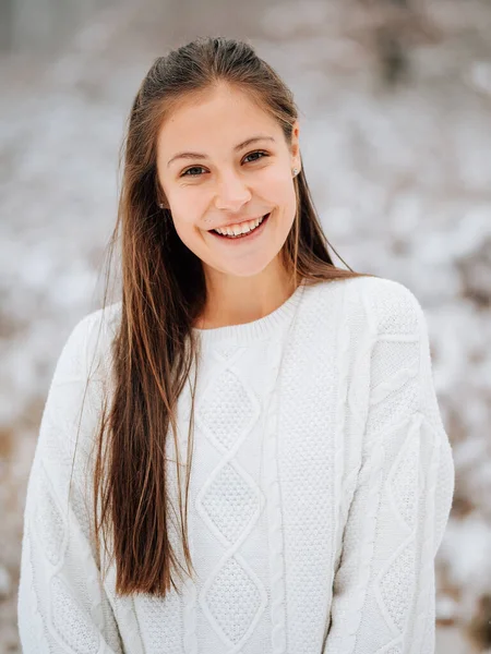 Tersenyum Gadis Remaja Luar Ruangan Pada Musim Dingin — Stok Foto