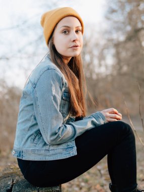 Genç kız halka açık parkta eğleniyor.