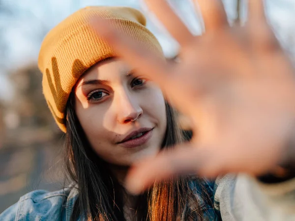 Gadis Remaja Menunjukkan Telapak Tangan — Stok Foto