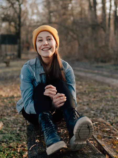 Adolescente Ragazza Divertirsi Parco Pubblico — Foto Stock