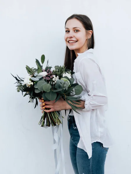 Ung Kvinna Med Bukett Blommor Glad Florist — Stockfoto