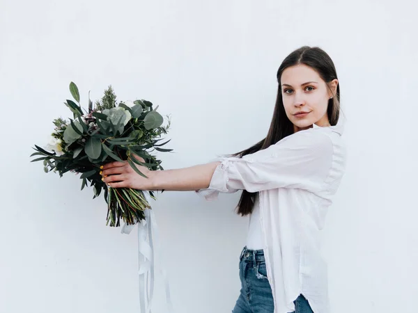 Jovem Com Buquê Flores Florista Feliz Imagens De Bancos De Imagens Sem Royalties