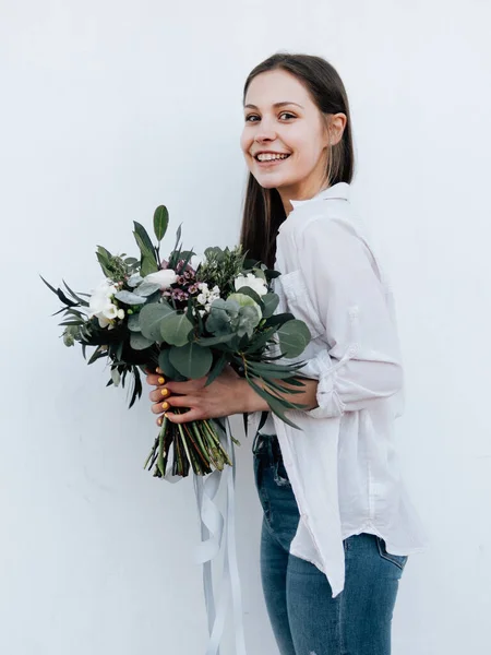 Молода Жінка Букетом Квітів Щасливий Флорист Ліцензійні Стокові Зображення
