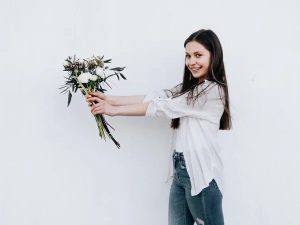 Joyeux Fleuriste Fille Avec Bouquet Fleurs — Photo