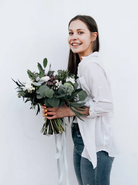 Joyeux Fleuriste Fille Avec Bouquet Fleurs — Photo