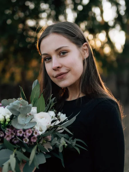 花を持つ女性の肖像 — ストック写真