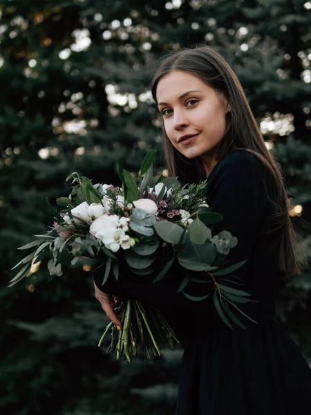 Potret Seorang Wanita Dengan Bunga Stok Gambar