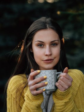 Bir fincan kahveli kadın.