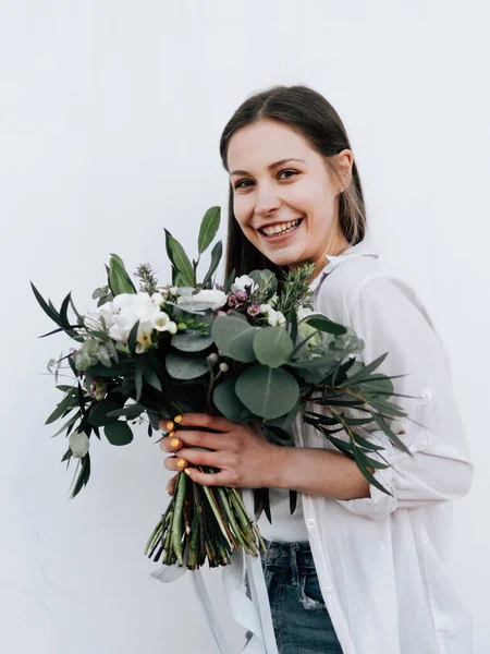 Donna Possesso Bouquet Giovane Fiorista Donna — Foto Stock