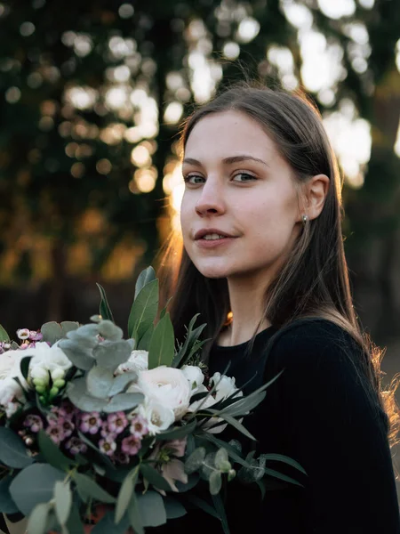 Femme Tenant Bouquet Jeune Fleuriste Femme — Photo