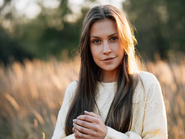 Letní Portrét Mladé Ženy Venku — Stock fotografie