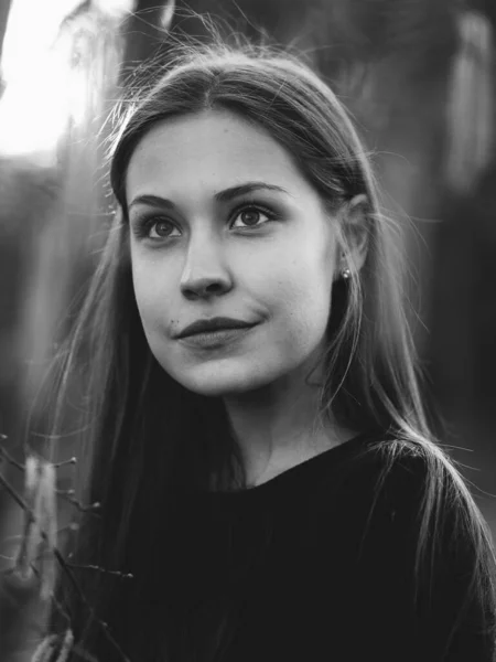 Černobílý Portrét Mladé Dívky — Stock fotografie