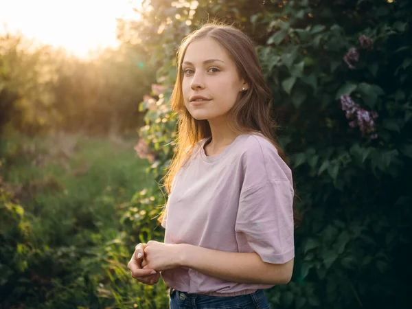 Jeune Femme Posant Plein Air Coucher Soleil — Photo