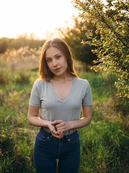 Jeune Femme Posant Plein Air Coucher Soleil — Photo