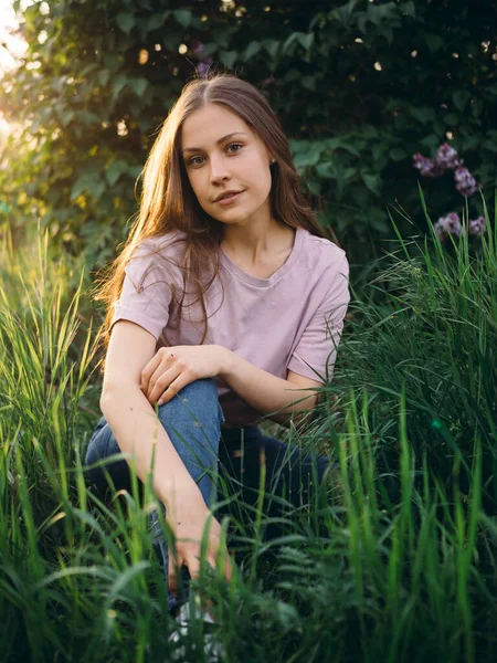 Young Woman Posing Outdoor Sunset — Stok Foto